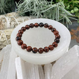 Mala rødt obsidian armbånd med fløyelspose