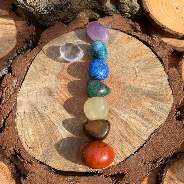 7 Chakra Tumbled Crystals Sett PLUSS Bonus Crystal+ veske