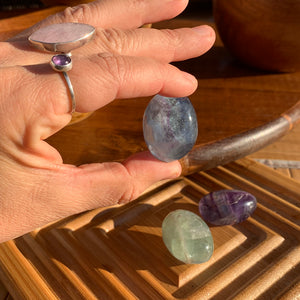 Ellipse roulée en fluorite multicolore