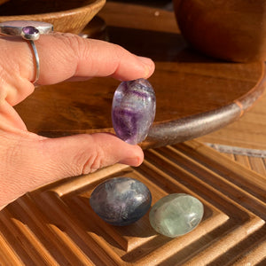 Ellipse roulée en fluorite multicolore