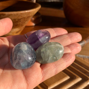 Ellipse roulée en fluorite multicolore