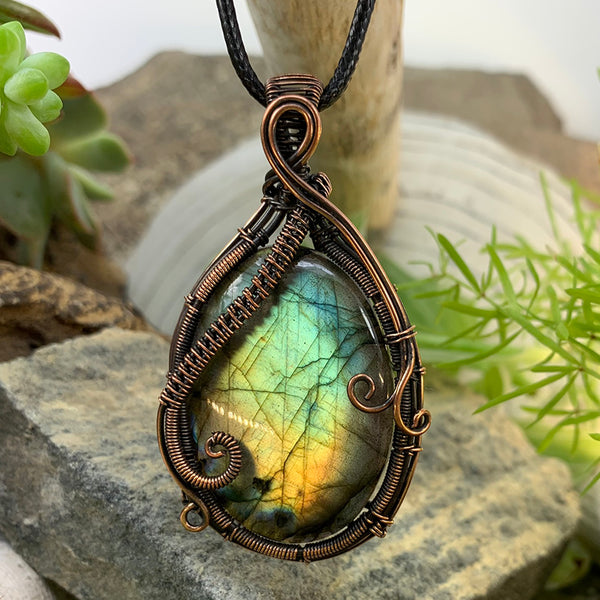 Collana con pendente in filo di rame brillante labradorite