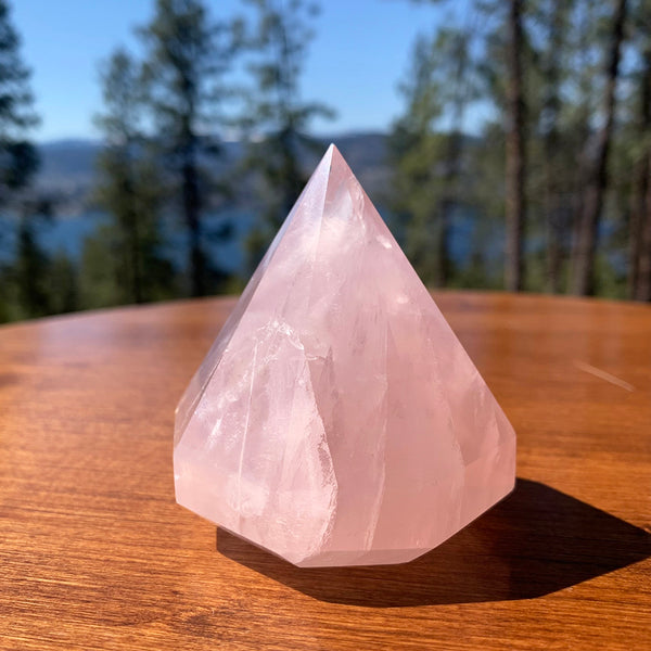 Cristal de cuarzo rosa con talla de diamante