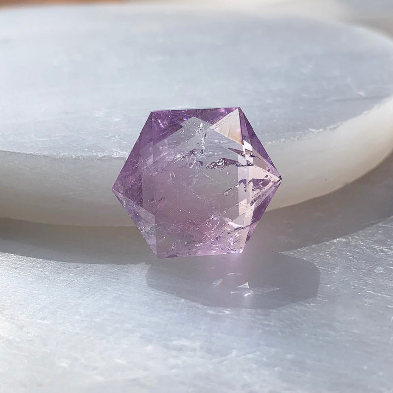 Cristal à facettes à géométrie sacrée améthyste