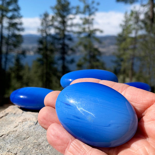 NANCY TRABAJANDO EN Piedra de Palma de Ágata Azul