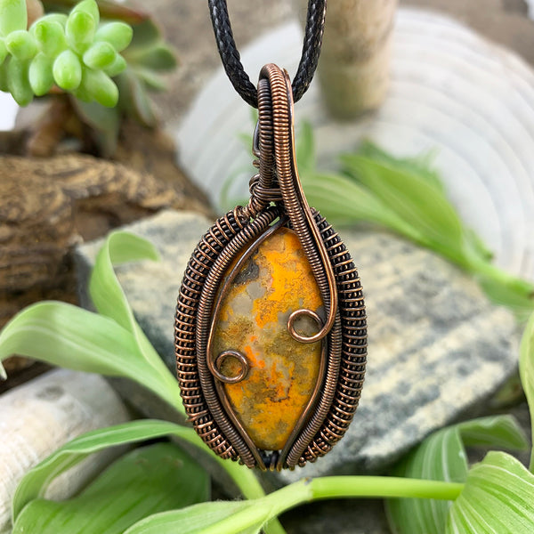 Colar com pingente de fio de cobre Bumblebee Jasper