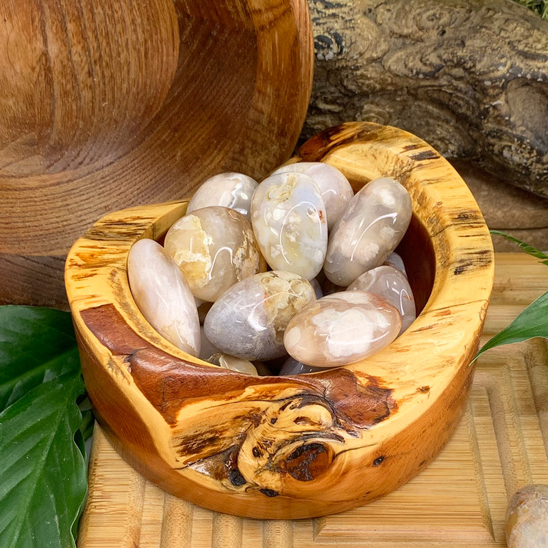 Pedra caída de ágata em flor de cerejeira