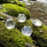 Cristal facetado de geometria sagrada de quartzo transparente