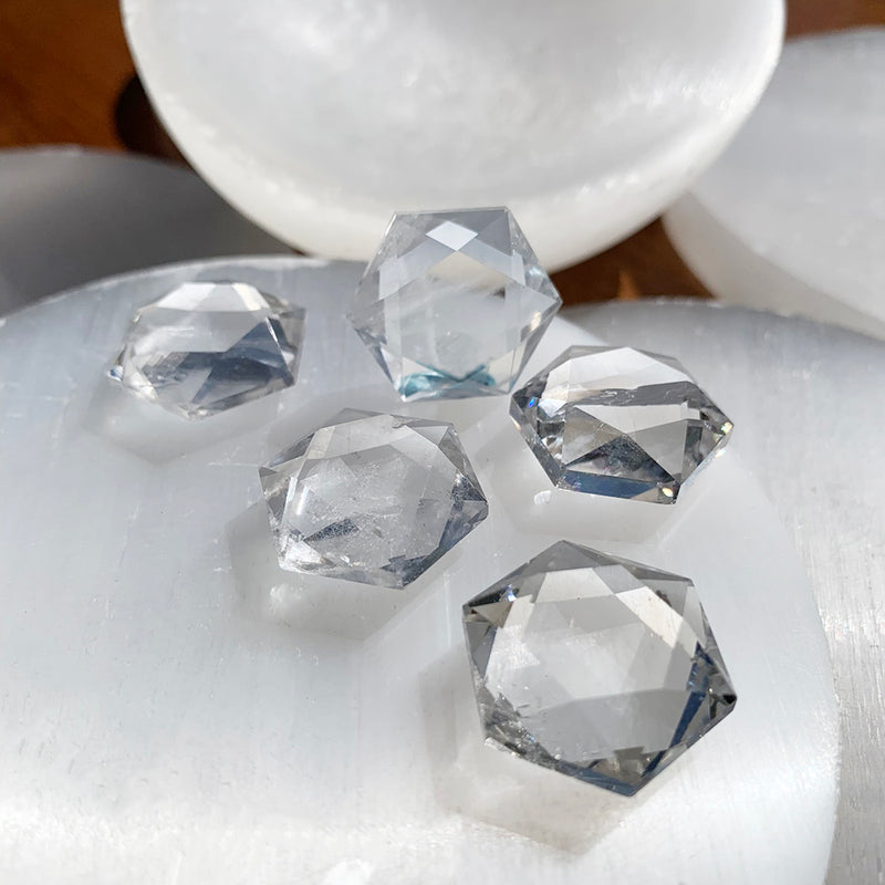Cristal facetado de geometría sagrada de cuarzo transparente
