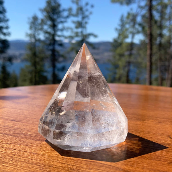 Cristal de quartz clair taillé en diamant