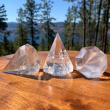 Cristal de quartz clair taillé en diamant