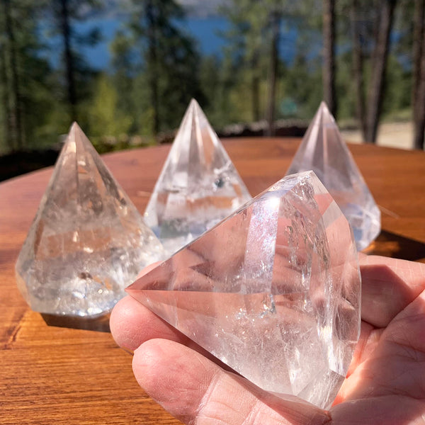 Cristal de cuarzo transparente con talla de diamante