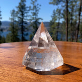 Klarer Quarzkristall im Diamantschliff