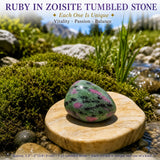 Piedra rodada Rubí en Zoisita