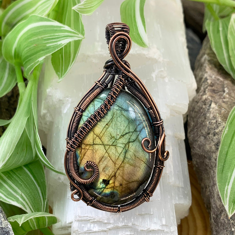 Lustrous Labradorite Copper Wire Pendant Necklace