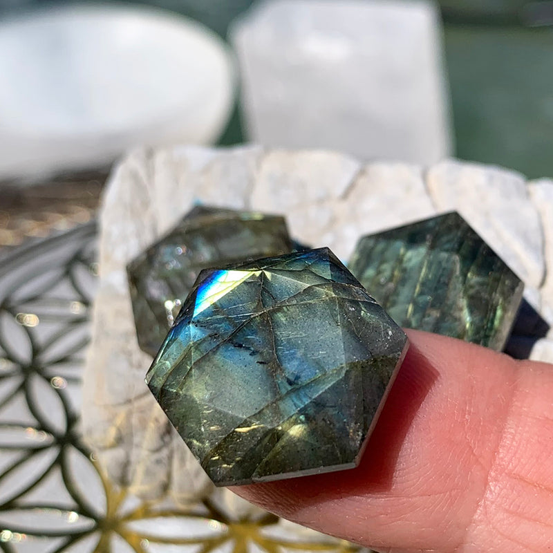 Cristal Facetado de Geometria Sagrada Labradorita