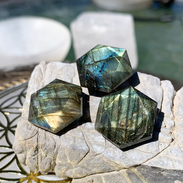 Cristal à facettes de géométrie sacrée de labradorite