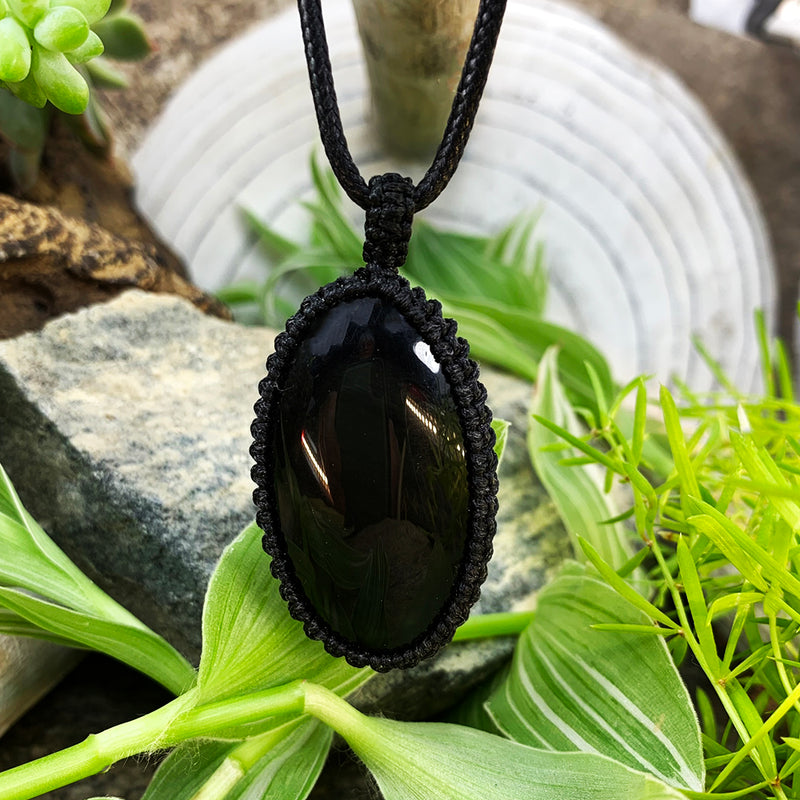 Collar con colgante de macramé de obsidiana