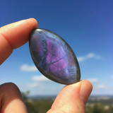 Cabochon in labradorite