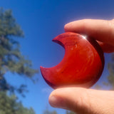 PRISVINNER! Red Jasper Crescent Moonstones - (Bare betal fraktkostnaden)