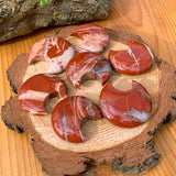 PRISVINNER! Red Jasper Crescent Moonstones - (Bare betal fraktkostnaden)