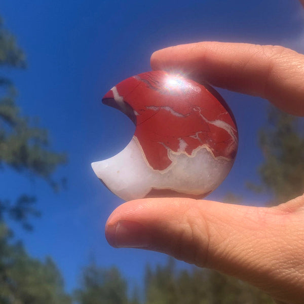 PRISVINNER! Red Jasper Crescent Moonstones - (Bare betal fraktkostnaden)