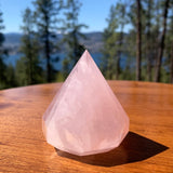 Cristal de cuarzo rosa con talla de diamante