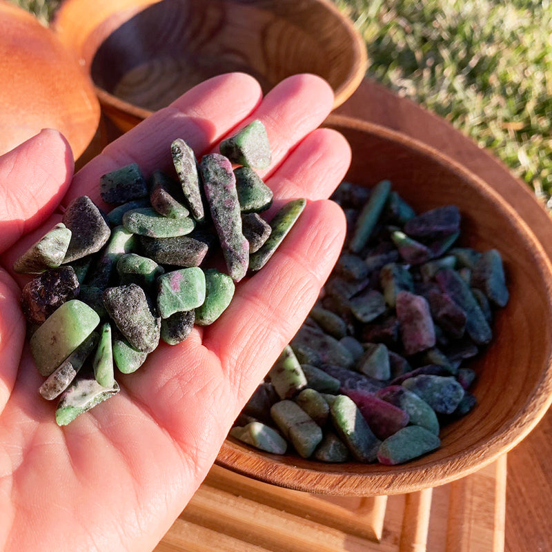Mini pedras preciosas Ruby In Zoisite (lote de 50 gramas / 1,7 onças)