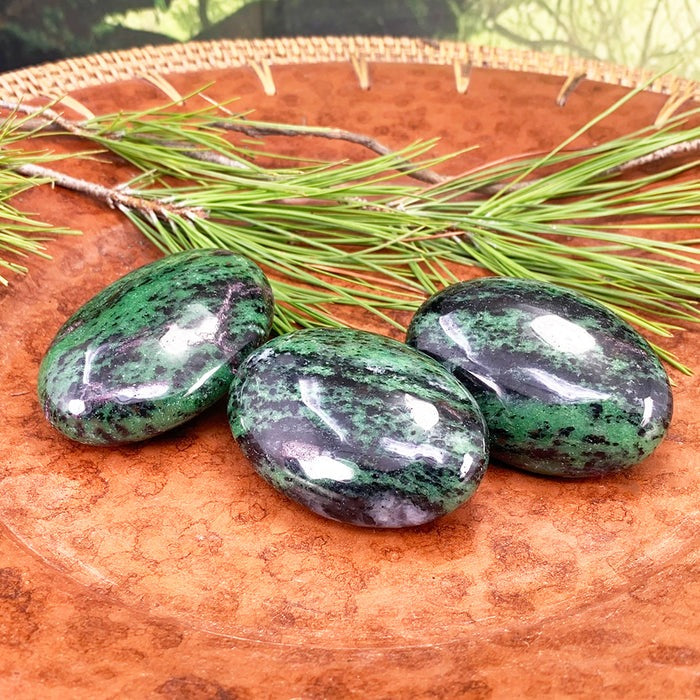 GRATIS WINACTIE! Ruby in Zoisite Palmstone - (Betaal alleen de verzendkosten)