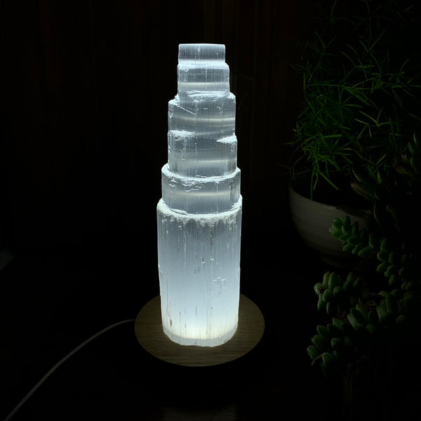 Luz ambiental de torre de cristal de selenita
