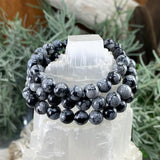 Mala Snowflake Obsidian-armbånd med fløyelsveske