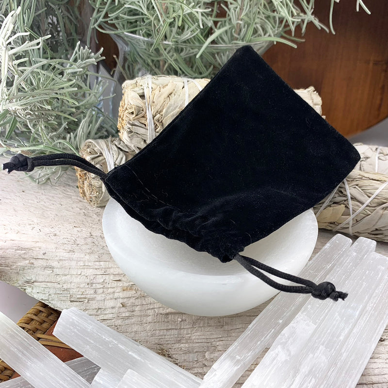 Mala sort stribet agat armbånd med fløjlspose