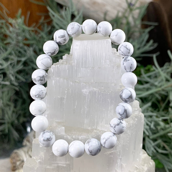 Mala White Howlite armbånd med fløjlspose