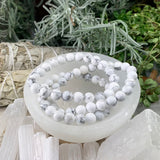 Mala White Howlite armbånd med fløjlspose