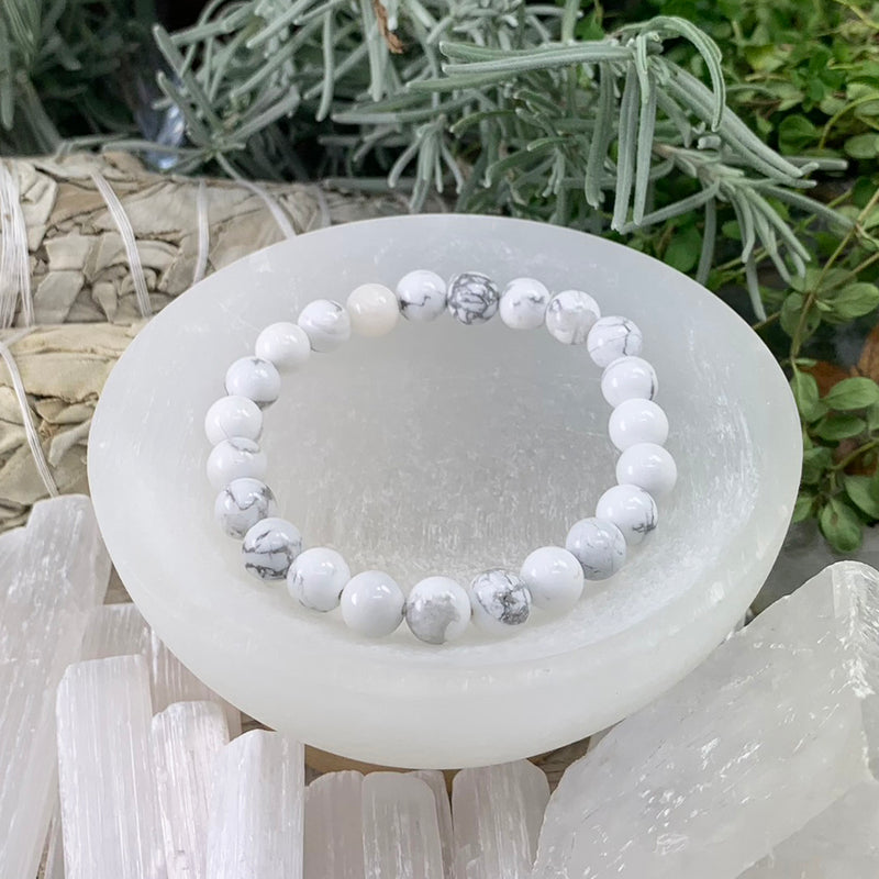 Mala White Howlite armbånd med fløjlspose