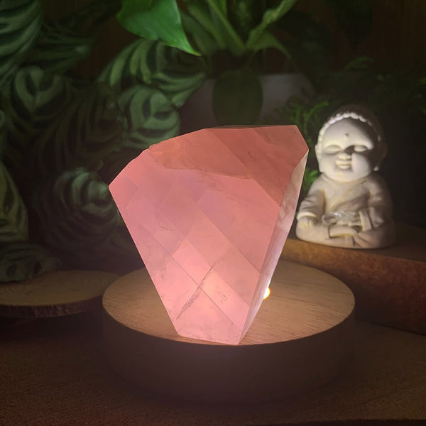 Luce d'atmosfera in cristallo (pezzo di quarzo rosa)