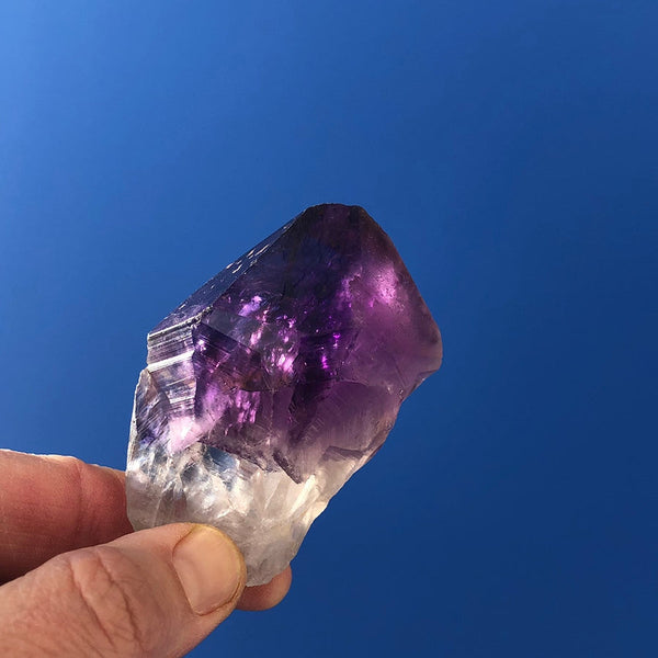 Dunkler Amethyst-Kristallsplitter (mittel)